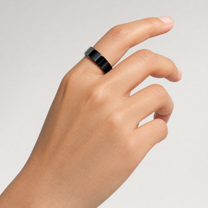 Bague connectée ELYVA Pulse noire portée au doigt